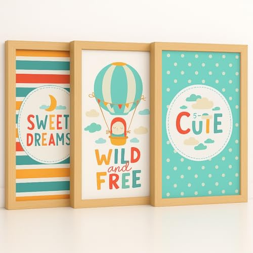 KINDERBILDER MIT HOLZRAHMEN | AUFHÄNGFERTIG | Bilder Kinderzimmer Deko Junge Babyzimmer Deko Mädchen Jungen Baby Zimmer Dekoration Kleinkinderzimmer Poster 3er Set Wandbilder A4 30x21 - KB02