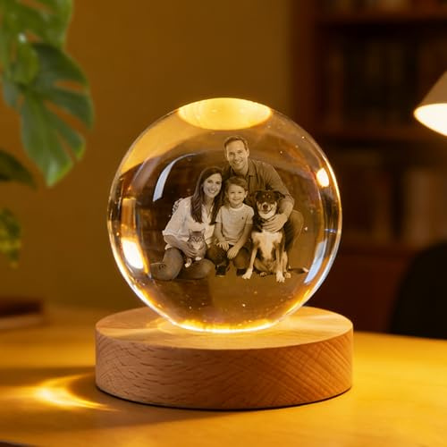 Sfera fotografica in cristallo 3D personalizzata con base in legno e luce LED colorata. Elegante decorazione in vetro incisa su misura, ideale come regalo per famiglia, amici, coppie o fidanzata