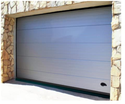 Burlete para puerta de garaje 305cm, perfil de aluminio color NEGRO. Labio de arrastre de 45mm de caucho, para superficies lisas, muy maleable, resistente al desgaste. Fijación mediante tornillos.