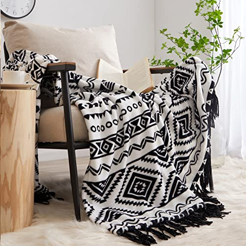 CASAAGUSTO Manta Bohemia Decorativa en Blanco y Negro con Borla, Manta Bohemia de Franela Estampada para Silla, Cama, sofá, sofá (50 x 60 Pulgadas, Blanco y Negro)