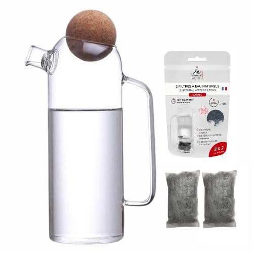 Le Charbon Actif Français Carafe Filtrante en Verre 1L - inclus 2 cartouches filtrantes au charbon végétal activé sans BPA - Filtre eau du robinet réduit PFAS calcaire chlore pesticides métaux lourds