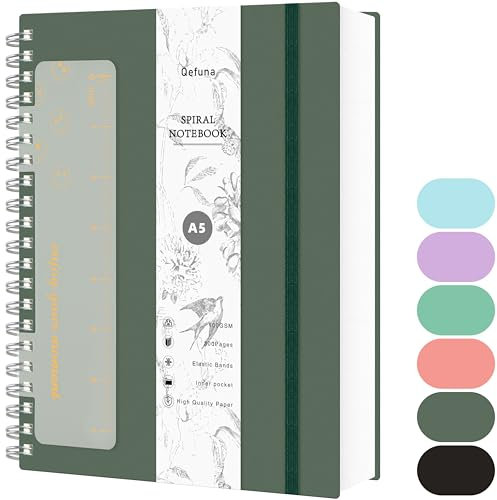 Qefuna Notizbuch A5 Liniert, 300Seiten Spiralnotizbuch, 100g/M² Tintenfestes Papier, PVC-Hardcover，mit Lineal, Erweiterbare Taschen, Elastische Bänd, für Frauen, Männer,14.5 * 21cm -Dunkelgrün