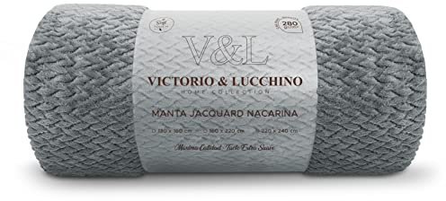 Victorio & Lucchino – Manta de Nacarina Suave y Cálida | Tacto Aterciopelado, Ligera y Confortable | 100% Poliéster | Ideal para Sofá o Cama (80517, Jacquard-Gris, 130x160 cm)