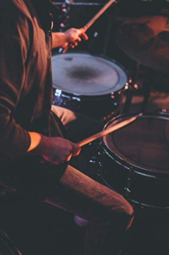 Notenheft: Das Notenbuch für alle Schlagzeuger ♦ über 100 blanko Seiten im 6x9 Format zum niederschreiben deiner besten Songs und Lieder ♦ Motiv: Drummer Neon 2