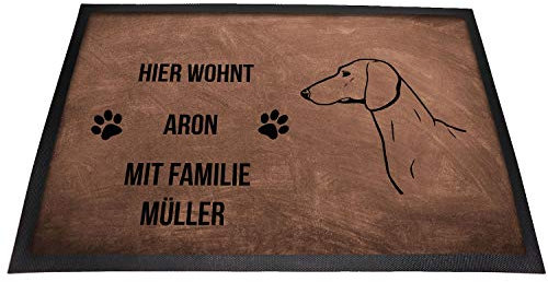 Tierisch-tolle Geschenke Dackel Fußmatte mit Namen für innen & außen | Hier wohnt (Name1) mit Familie (Name2) | rutschfest | Waschbar | Fussmatte personalisiert | (Braun)