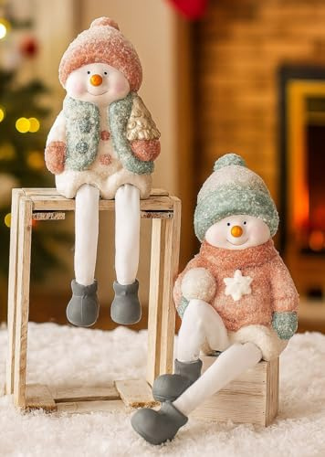 Kantenhocker Schneemann Deko Figuren – 2er Set, ca. 13 cm hoch (mit Beinen 25 cm), Keramik Winterdeko, niedliche Schneemänner in Pastellfarben für Wohnzimmer, Fensterbank & Weihnachtsdekoration