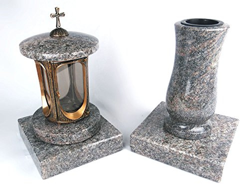 designgrab Grablampe aus messingfarbenem Aluminium in Antikoptik mit Kreuz und Grabvase und 2 Stück Sockel eckig in Granit Himalaya