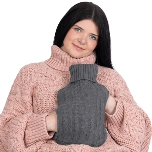 LIVIVO 2L Hot Water Bottle with Knit Cover & Hand Pockets – Large Thermoplastic Hot Water Bag for Warmth, Pain Relief & Cosy Comfort – Machine Washable Sleeve – Grey