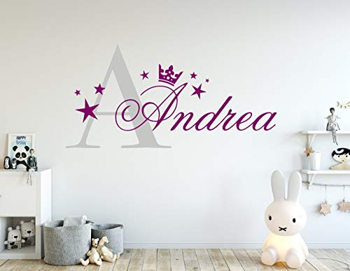 tjapalo® pkm405 Wandtattoo Mädchen Name Wandsticker Mädchenzimmer Baby Wandtattoo Mädchen Kinderzimmer mit Namen und Initiale, Größe: B80xH38cm, Farbe: Name violett/Initiale Mittelgrau