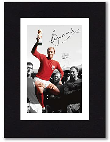 BOBBY MOORE Signed 8x6 Inch Mounted Photo Print Pre Printed Signature England World Cup 1966 - Autograph Football Gift, Ready To Be Framed