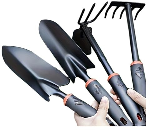 Un set di quattro attrezzi da giardinaggio for esterni, tra cui una piccola pala for piantare fiori, un rastrello a cinque punte, a due