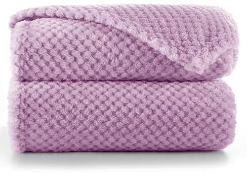 RESTILO Kuscheldecke 150x200 cm lila Decke Microfaser Wohndecke Henry | Tagesdecke Fleece weich sanft kuschelig skandinavischer Stil