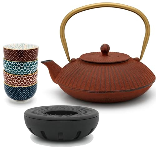 Bredemeijer flache rote Teekanne 1.1 Liter Gusseisen - Gusskanne Set im asiatischen Look & Edelstahl Tee-Filter Sieb-Einsatz für losen Tee & 4 Porzellan Tee-Becher & Stövchen
