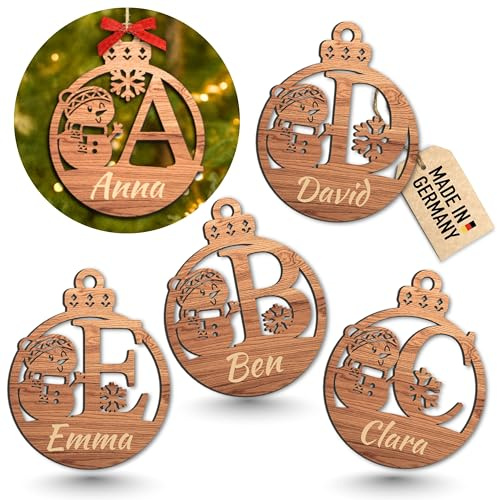 Urhome Weihnachtskugel personalisiert mit Wunschtext Gravur Buchstabe A-Z mit Schneemann Motiv Dunkel Braun - Ornament Weihnachtsbaumschmuck Weihnachtsdeko Weihnachtsbaumanhänger aus Holz