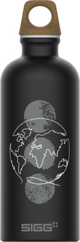 SIGG - Alu Trinkflasche - Traveller MyPlanet Direction Motiv - Klimaneutral Zertifiziert - kohlensäurehaltige Getränke - Auslaufsicher - Federleicht - BPA-frei - Outdoor & Yoga - Mattes Schwarz - 0,6L