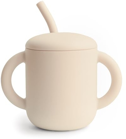 Mushie Träningsmugg Med Sugrör i Silikon | Rekommenderad ålder: Från 6 månader | Rymmer: Ca 175 ml | Spillsäkra och halkfria handtag | Material: 100% Livsmedelsgodkänd Silikon | (Shifting Sand)