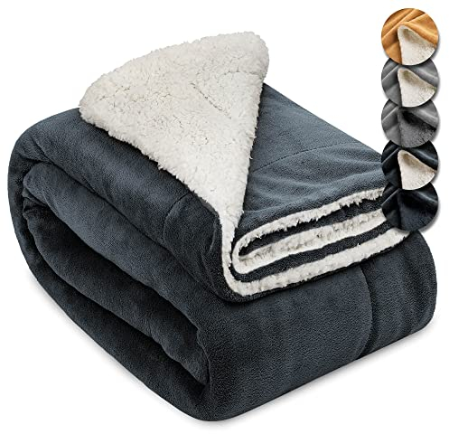 Beautissu Sherpa Decke Wohndecke Kuscheldecke 220x240cm Anthrazit/Weiß – Warme & Dicke Winterdecke Fleecedecke Lammfell-Optik – Flauschige XL Kuscheldecke Sofa Überwurf Couch Decke – Alina