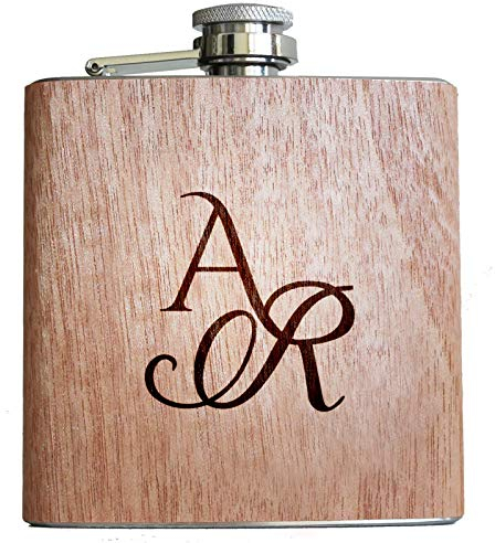 Flasque avec gravure de propre initiales. Cadeau personnel avec nom gravé en bois.