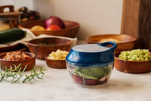 MASTRAD - Hachoir Manuel - 30 Secondes - 500 ml - Hachez, Découper Et Mixer - Oignons, Ail, Echalotes, Herbes - 3 Lames A Double-Tranchant - Lames Amovibles - Bleu