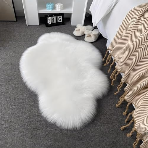 Fluffy Faux Sheepskin Rug - Faux Fur Rug, 60 x 90 cm Clouds Shape Shaggy Area Rugs, White Rugs for Bedroom, Washable Non Slip Soft Fluffy Bedside Carpet for Bedroom Living Room Kids Room Floor Decor