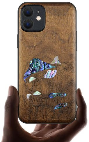 Carveit Bois Etui pour iPhone 12 Magnétique Coque, Incrustation de Coquille de Téléphone Antichoc Compatible avec Apple 12 Étui Magsafe (Noyer-Champignons millésimés)