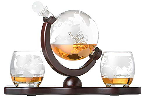 Whiskyset Glas-Karaffe Globus Segelschiff mit gravierter Weltkarte, 2 Whiskygläser und Holz-Tablett, Whisky Flasche mit luftdichtem Verschluss, Decanter 850ml Geschenkidee für Männer