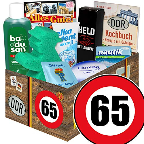 Ostprodukte - 65. Geburtstag Pflegeset - DDR Geschenkset mit Kochbuch | Beauty Ostalgie Paket inkl. Held der Arbeit Duschbad, Badusan & Ampelmann Badeschwamm - Lustige Geschenkidee für Frauen