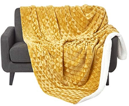 Homescapes Samt Kuscheldecke senfgelb 160x200 cm, Sherpa Fleece Wohndecke Felloptik, gelbe Tagesdecke geometrisch Gemustert