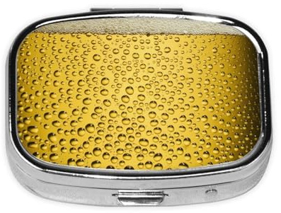Verre à bière en gros plan, boîte à pilules Meta à 2 compartiments, organiseur portable