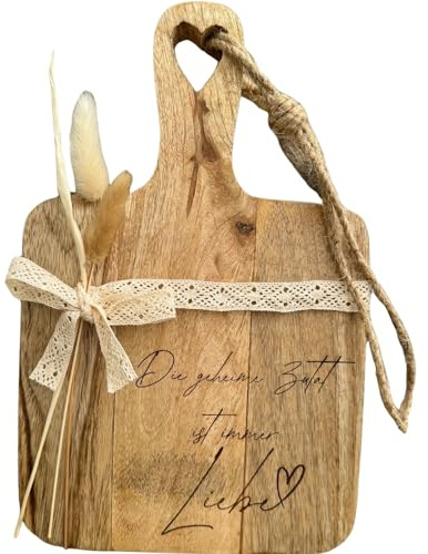 Küchenbrett Mangoholz mit Gravur – rustikales Holzbrett mit Spruch – Hochzeitsgeschenk, Geschenk zur Hochzeit – verschenkbereit mit Spitzenschleife & Trockenblumen