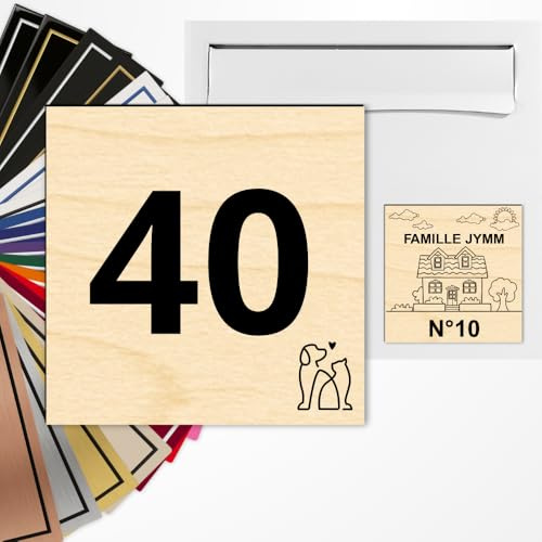 Numéro de Rue Maison Carré Personnalisé 10x10 cm Bois clair/Noir | Gravure Laser, 22 Couleurs, Ornements Animaux Cœurs Régions ou Sans Motif, Adhésif 3M Pose Facile, Fabriqué en France