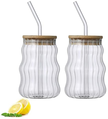 Wnvivi 2/4 Geriffelte Glasbecher, 500 Ml, Geripptes Trinkglas mit Deckel und Glasstrohhalm, Outdoor-Trinkbecher, Niedliche Vintage-Eiskaffeegläser für die Hausbar(2Stk)