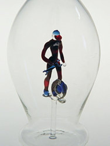 Jarra de cristal claro, decantador, botella, garaffa de vidrio soplado a boca con un mecánico de automóviles de vidrio de color en el interior, parra rellenar, altura circa 30 cm y capacidad 0,5 litro, diseñado y fabricado por la Oberstdorfer Glashütte