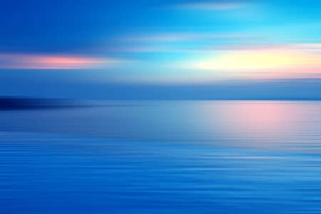 Holz-Bild 140 x 90 cm: Bewegungsunscharfer Hintergrund der Brechung im Wasser. Panoramischer dramatischer Blick auf den Infinity-Sonnenuntergang auf de(54476323)