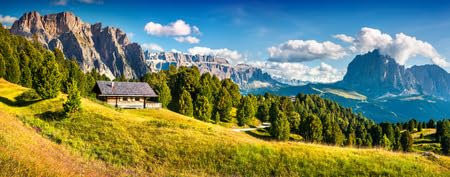 Acryl-Bild 130 x 50 cm: Sommerszene mit der Bergkette Pizes de Cir. Buntes, sonniges Panorama des Grödnertals. Morgen in den Dolomiten, Südtirol. (62211397)