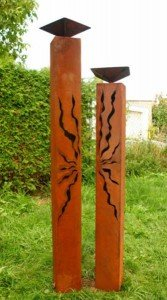 Gartendekoshop24 – Gartendeko Rostsäulen Paar, 150/125 cm, mit Schalen, als Vogeltränke, oder zum dekorieren. Handgemachtes Metall Rost Säulen Paar, aus Edelrost. Schöne Deko für draußen.