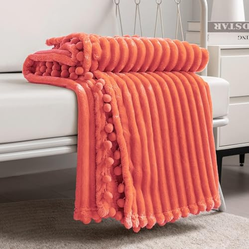 DISSA - Couverture Polaire en Flanelle Douce, Moelleuse, Chaude, Confortable avec Franges et Pompons, Parfaite pour canapé, lit, Sofa, 129,5 x 160 cm, Corail