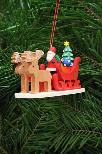 Christbaumschmuck Weihnachtsmann im Rentierschlitten - 9,7cm