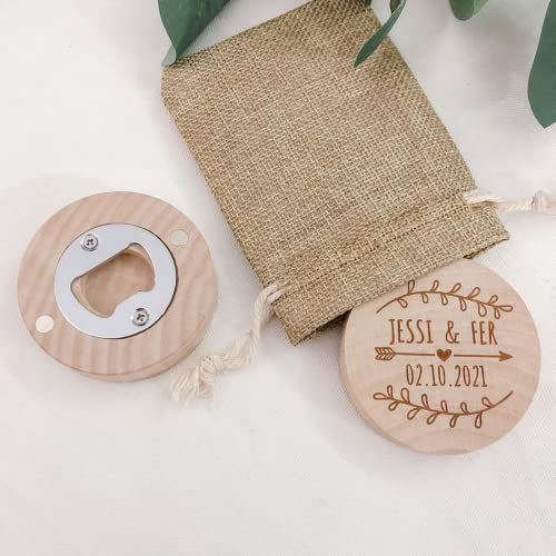 Bomboniera personalizzata in legno incisa per frigorifero, apribottiglie, apribottiglie, regalo per matrimoni, souvenir, con sacchetto di iuta (5 pezzi)