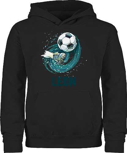 Geschenk mit Namen personalisiert by Shirtracer - Kinder Hoodie Jungen Mädchen - Fußball Schuss Cool Fußballfan | Fußballgeschenkideen