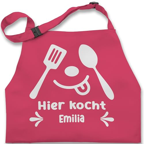 Geschenk mit Namen personalisiert by Shirtracer - Kinderschürze Schürze Kinder Jungen Mädchen - Kochschürze - Hier kocht mit Namen I Geschenk Küchenzubehör Lustig