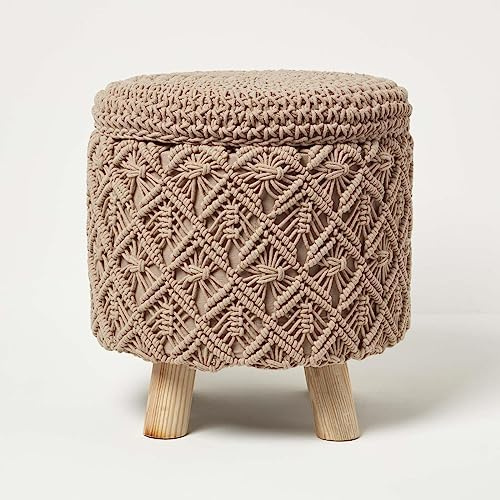 HOMESCAPES Pouf lavorato a maglia macramè marrone con contenitore, alto 43 cm, poggiapiedi rotondo su gambe 100% cotone intrecciato, sgabello da toeletta