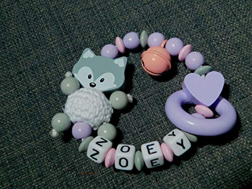 Remolque para cochecito/cadena para cochecito o anillo de agarre con nombre para niñas y niños regalo para nacimiento – Varios modelos Zoey - Sonajero con anilla de color lila, rosa y gris