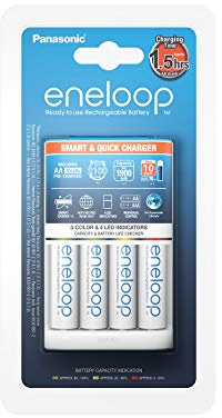 Panasonic eneloop, Intelligentes Schnellladegerät, für 1-4 Ni-MH Akkus AA/AAA, mit LED-Anzeige und Einzelschachtüberwachung, inklusive 4x eneloop, AA Mignon, min. 1900 mAh, 2100 Ladezyklen