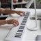 Teclado de Piano Digital de 61 Teclas, Teclado de Piano Eléctrico Plegable Portátil para Principiantes, Niños con Grabación y Reproducción, 100 Ritmos, 25 Canciones de