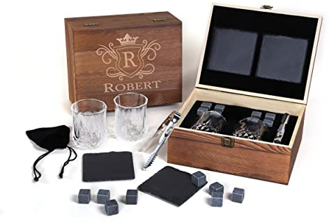 FORYOU24 Whisky Geschenk Box aus Holz mit Gravur des Namens Motiv Royal I 2 Whiskeygläser I 2 Schiefer-Untersetzer I 8 Kühlsteine + Zange I Geschenk für Männer I Geschenkidee