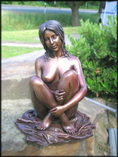 Bronzefigur eines sitzenden Frauenakt