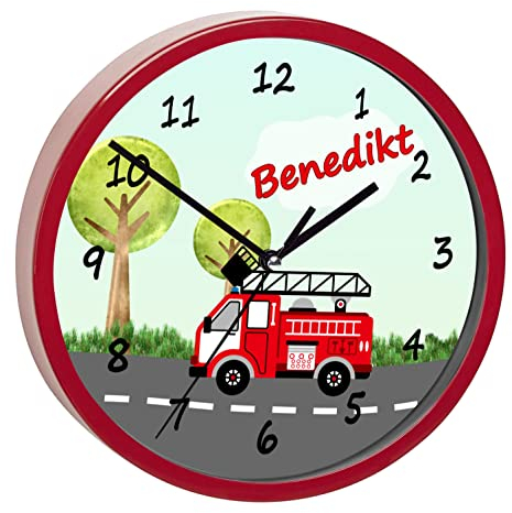 CreaDesign, Wanduhr für Kinderzimmer Feuerwehr Landschaft, Kinderuhr rot mit Quarz Uhrwerk, personalisiert mit Name, Durchmesser 19,5 cm