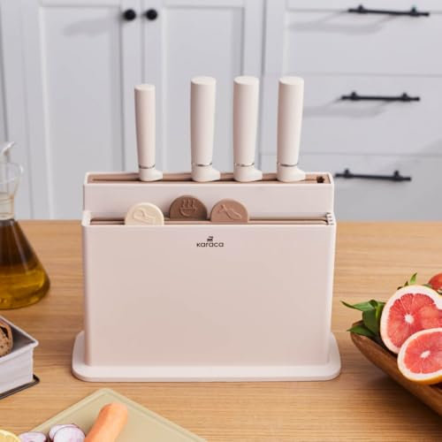 KARACA Chef's Harmony - Juego de cuchillos y tabla de cortar de plástico, 5 cuchillos de cocina afilados y 4 tablas higiénicas de desayuno con soporte elegante, ideal para verduras, carne, pescado y