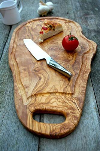 The Rustic Dish PNA50 Servierbrett / Schneidebrett, Olivenholz, Länge 45-50 cm | Olivenholzbrett/mit Henkel/perfekt zum Servieren/ Steakbrett/ Grillbrett/ Holzbrett mit Saftrille